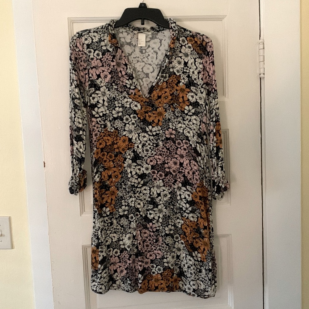 Floral print dress with small ruffle detailing on collar and sleeves